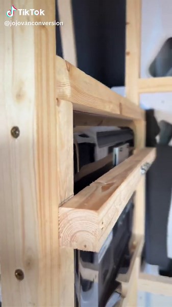 Intégration de la TV dans le mur #vanamenagé #vanconversion #fourgonamenage #l4h3campervan #vanlife