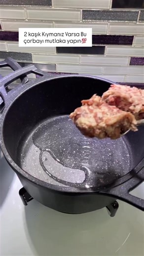 Evde 2 kaşık kıymanız varsa bu çorbayı mutlaka yapın Farklı çorba arayışında olanlar için mükemmel kurtarıcı bir çorba 🫠 İftar sofralarınıza da ayrıca çok yakışıyor 🤗 Tarifimi beğendiyseniz beğenip kaydetmeyi ve beni takip etmeyi unutmayın 😌 O zaman tarif ⤵️ Malzemeler 2 yemek kaşığı kıyma 1 çay bardağı tel şehriye 5 yemek kaşığı yoğurt 1 yumurta 2 yeme kaşığı un 2 litreye yakın su Tuz Sosu için Sıvı yağ Toz biber Nane 2 yemek kaşığı kıymamızı yağda kavuralım ve şehriyelr ekleyip karıştıralım