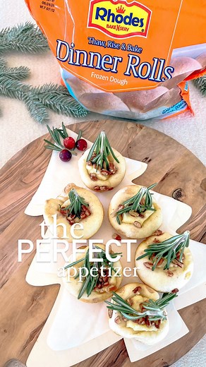 Holiday appetizer: christmas tree brie bites 🎄 This is the perfect appetizer if you’re hosting friends or bringing an appetizer to a party All you need: • @rhodesrolls •brie cheese pieces •chopped pecans •hot honey •rosemary sprig Thaw out rolls for a couple hours and cut them in half. Add each half to a muffin tin (sprayed with oil so they don’t stick), add a piece of brie cheese, top with chopped pecans and drizzle hot honey on top. Bake at 350° for 10 minutes. Top with rosemary sprig for gar