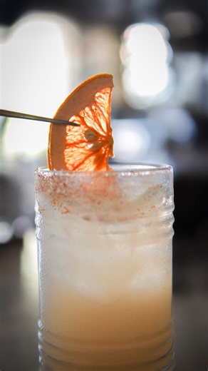 Época Specialty Coffee on Instagram: "Sour mix de toronja + tequila. 🍊 Fresca y ligera, perfecta para tardear… y pedir otra ronda. 📍 CTG: Cra 5 #34-52 / Calle del Arzobispado 📍 BAQ: Calle 84 #58-47 / Local 1, esquina Grapefruit sour mix + tequila. 🍊 Fresh and light, perfect for afternoon drinks… and ordering another round. 📍 CTG: Cra 5 #34-52 / Calle del Arzobispado 📍 BAQ: Calle 84 #58-47 / Local 1, esquina"