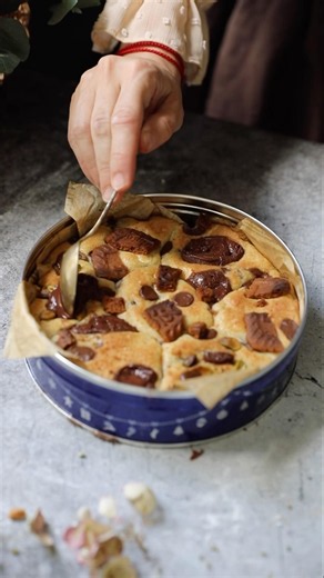 The Viral Cookie Tin, stuffed with chocolate, biscoff, and pistachio 🍪 recipe on my website! #food