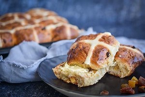 Weber's Hot Cross Buns | Desserts Recipes | Weber BBQ