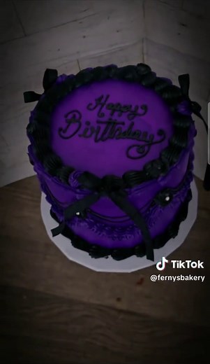 Pastel Gótico con Cobertura de Chantilly