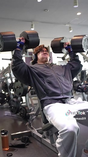 ダンベル52kgで肩を強化するトレーニング