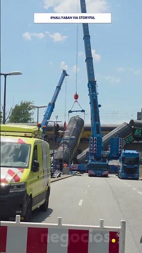 Uno de los vagones de un tren de mercancías queda colgando de un puente tras una colisión en Múnich