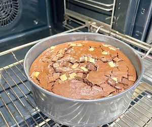 Cake chocolat 🍫 Mascarpone 🥧 Ingrédients : 250g mascarpone 3 oeufs 40g sucre 40g farine 1/2 cc levure chimique 200g chocolat noir fondu Pépites de chocolat | Quelle Recette