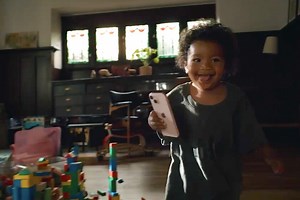 La durabilidad, batería y cámaras protagonizan varios nuevos y divertidos anuncios sobre los iPhone 13