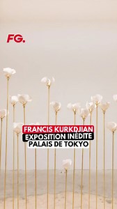 #ART : Le #PalaisDeTokyo présente, jusqu’au 23 novembre prochain, l’exposition "Parfum, Sculpture de l’Invisible", imaginée par la Maison #FrancisKurkdjian. Cette rétrospective d’envergure revient sur la carrière du parfumeur ainsi que sur ses collaborations artistiques, à travers un parcours qui met en lumière la dimension créative, technique et sensible du geste olfactif ✨ L’exposition se distingue notamment par la présence de casques de réalité virtuelle olfactive, permettant aux visiteurs d’