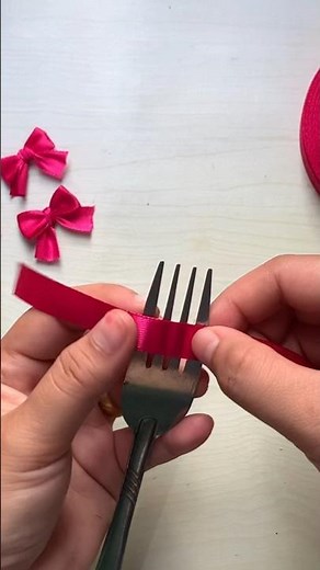 como hacer cintas con tenedor, monos fáciles de usar en cintas de tela, cómo hacer lazos fácilmente