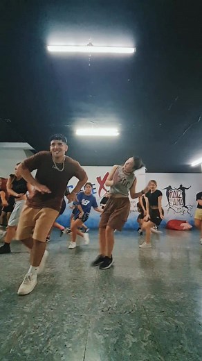 Coreografía de 'La Falda' de Myke Towers