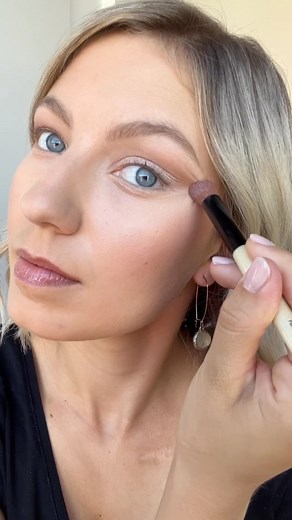 18K views · 119 reactions | Smokey eye, simplified. Watch Bobbi Brown Pro Artist @bbpro_micheleclausen create an effortless everyday eye look for hooded eyes. GET THE LOOK: • Bronzing Powder in Golden Light • Highlighting Powder in Peach Glow • Perfectly Defined Gel Eyeliner in Pitch Black • Smokey Eye Mascara #BobbiBrown #HoodedEye #HoodedEyeLook #HoodedEyeMakeupTutorial | Bobbi Brown Cosmetics | Facebook