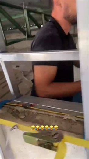 Blog do Refrigerista ❄️🛠️ on Instagram: "Esses cara são doidos 😂😂😂😂😂😂 @lucaszmt_ @vinicius_leite96 @climatec.of . . . . . . . . #arcondicionado #refrigeracao #refrigeração #ferramentas #arcondicionadosplit #instalação #manutencaodearcondicionado #instalacaodearcondicionado #refrigerista #refrigeracaocomercial #ferramentasmanuais #eletrica #eletricista"