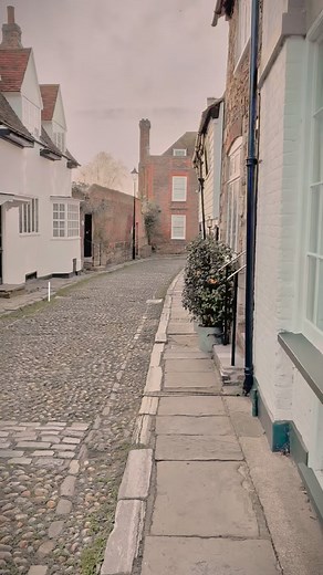 Our beautiful fairytale town Rye is beautiful all year round. Come and visit us and why not hire an electric bike to explore further a field. We have lots of independent shops, restaurants, hotels, cafes, pubs, museums, castles and churches! Only 1hr 20 mins from London by train with @southeastcrp Who knows you may like it so much you’d like to live here like we did 😄❤️ #ryebayebikes #rye #ryeeastsussex #electricbikehirerye #1066country #explorerye #thingstodoinrye #daytripfromlondon #southeast