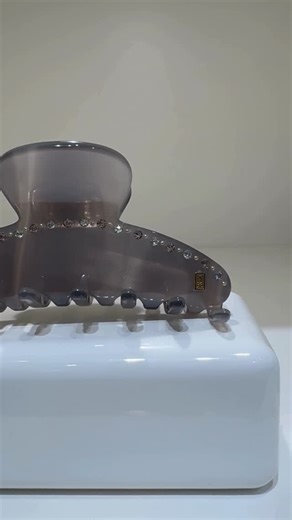 【公式】ジェイアール名古屋タカシマヤ ラグジュアリー（名古屋高島屋） on Instagram: "〈アレクサンドル ドゥ パリ〉より新作アイテムをご紹介いたします。 偏光する神秘的なクリップ。美しいグラデーションは絶妙なカラーとなり、洗練された印象を与えて秋冬のコーディネートを華やかに彩ります。2色のスワロフスキー®・クリスタルとゴールドブリオンが輝きをプラス。デイリーからパーティシーンまで幅広く活躍するアイテムです。 Ｓクリップ ¥41,800- Mクリップ ¥46,200-（着用:グレー） Ｌクリップ ¥52,800-（着用:ピンク） 3階 インターナショナル ブティックス 「アレクサンドル ドゥ パリ」 直通TEL：052-566-8181 ※価格は消費税含む総額にて表示しております。 ———————————— 当アカウントでは、ハイブランドのおすすめアイテムを始め、イベント情報・期間限定ショップなど、さまざまなトピックスをお届けします🌹 フォローして、ぜひチェックしてくださいね❤️ @nagoya_takashimaya_luxury 商品に関するお問い合わせは、各売場へお