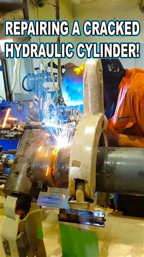 Cracked Excavator Hydraulic Cylinder Weld Repair👨🏻‍🔧 | Cutting Edge Engineering Australia