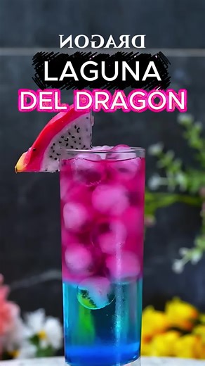 🐉💦 𝐋𝐚𝐠𝐮𝐧𝐚 𝐝𝐞𝐥 𝐃𝐫𝐚𝐠𝐨́𝐧 💦🐉 🍹✨ Refrescante, frutal y exótico: la chispa del Sprite se mezcla con la suavidad del ron blanco, el color hipnótico del curaçao azul y la dulzura única de la pitahaya. ✨🍹 🌴🌙 Ideal para una noche cálida al aire libre o una fiesta veraniega, cuando quieres sorprender con un cóctel diferente, tropical y lleno de misterio. 🌙🌴 📋 Receta: • 💙 15 ml curaçao azul • 🥤 45 ml Sprite • 🥃 30 ml ron blanco • 🐉 3–4 cubos de pitahaya 👉 ¿Listo para dejar que