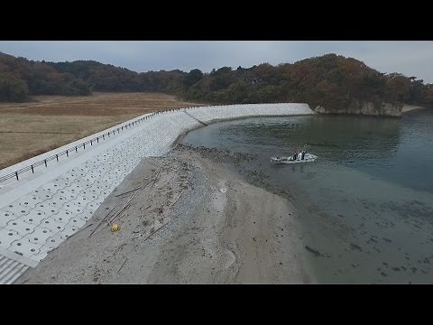 海と陸を隔てる巨大防潮堤 東北の被災地で進む建設