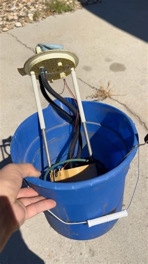 16’ 6.7 Powerstroke sending unit in a 76’ fuel tank? ⛽️ #shorts #ford #diesel #mechanic