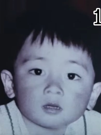 写真で見る小泉進次郎農林水産大臣の生まれてから今までの人生 1981年〜2025年 小泉進次郎は、1981年4月14日、神奈川県横須賀市に生まれました。父は元内閣総理大臣の小泉純一郎、兄は俳優の小泉孝太郎という家庭に育ち、幼少期から「政治」と「注目」の中で人生を歩み始めます。 父の多忙な政治活動と離婚により、家庭環境は決して穏やかとは言えませんでしたが、進次郎は地元の公立小学校・中学校を経て関東学院大学へ進学。その後、アメリカのコロンビア大学大学院に進学し、政治・政策を本格的に学びます。卒業後は米国のシンクタンク・CSISで研鑽を積み、国際的視野を身につけて帰国しました。 2009年、28歳の時に衆議院議員として初当選。地盤を引き継いだという批判もありましたが、その爽やかなイメージと歯切れのよい演説、地元活動への情熱が評価され、すぐに全国的な知名度を得ました。「ポスト安倍」「未来の総理候補」とも呼ばれ、党内外で注目を浴びる存在になります。 2019年には環境大臣として初入閣。若手閣僚として期待される一方、気候変動対策やプラスチック削減などのテーマでは賛否を呼ぶ発言も少なくなく、批判と支