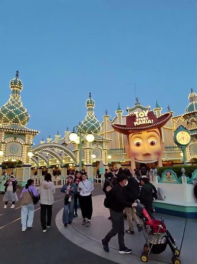 Walking into the Golden Glow of Toy Story Mania ✨ POV Tokyo DisneySea