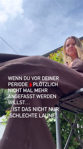 Viele Frauen denken, sie hätten einfach „schlechte Laune“. Oder dass sie plötzlich grundlos gereizt, distanziert oder empfindlich sind. Dabei verändert sich vor der Periode 🔴 oft nicht nur deine Stimmung — sondern dein komplettes Körpergefühl. Plötzlich ist dir alles zu viel. Nähe. Gespräche. Berührungen. Menschen. Und genau das sorgt bei vielen Frauen für Schuldgefühle, Streit oder das Gefühl, „kompliziert“ zu sein. Dabei steckt dahinter oft viel mehr als nur PMS. Dein Zyklus beeinflusst: 🔴 d