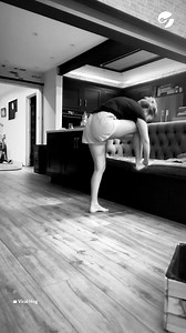 99K views · 997 reactions | UPS Un perro golpea accidentalmente a una mujer con una caja Crédito: ViralHog | Clarín | Facebook