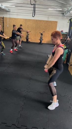 🧠💪 Zumba Toning – taniec, który wzmacnia ciało i koi układ nerwowy 💃✨ Zumba Toning to znacznie więcej niż fitness w rytmie muzyki. To kompleksowy bodziec dla ciała i głowy. 🔹 Korzyści ruchowe: • wzmacnianie mięśni głębokich i stabilizacji dzięki pracy z obciążeniem • poprawa koordynacji, równowagi i świadomości ciała • zwiększenie gęstości kości – realna profilaktyka osteoporozy • wsparcie dla stawów i kręgosłupa poprzez ruch w pełnych, funkcjonalnych zakresach 🔹 Korzyści dla układu nerwowe
