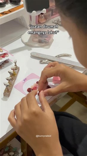 Press on Nails - Bunnynailsid on Instagram: "Laku dong kak 🤭 #pressonnails #nailinspo #kukupalsu"
