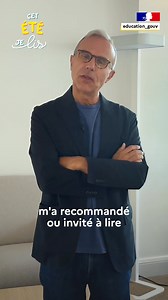 "Les livres nous emmènent ailleurs, dans une autre époque, dans un autre lieu" 📚 Avant d'écrire ses propres romans et scenarii, Philippe Besson était un grand lecteur en particulier l'été, pendant les grandes vacances. Il lisait des livres jeunesse comme Le Club des cinq, des BD comme Lucky Luke et Astérix. Plus tard, il s'est émerveillé en découvrant Les Trois mousquetaires. Et toi, que lis-tu cet été ? 👉 En savoir plus sur https://www.education.gouv.fr/cet-ete-je-lis-450312 #cetétéjelis #Lec