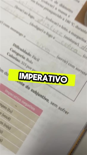🗯️ Verbos no modo imperativo! 👑 Colocamos a teoria em prática com uma receita especial! 🍫✨ Os alunos do 6º ano aprenderam sobre verbos no imperativo enquanto preparavam um bolo de chocolate delicioso! Esse modo verbal é essencial para dar instruções e comandos em textos instrucionais. 📚🍰 Cada etapa da receita virou um momento de aprendizado e diversão. Porque aprender pode ser doce também! 😋📚 #LinguagemNaPrática #AulaDivertida #Imperativo #AprendizadoComSabor #Português #EnsinoCriativo #A
