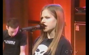 【滑板男孩】Avril Lavigne - Sk8er Boi (Live at Regis&Kelly) 2002.10.02