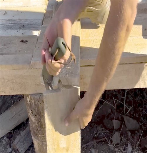 Kampkolik is responsible for building a wooden house on the stream from start to finish | Building Skills