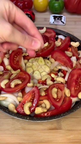 COCO-Constance on Instagram: "🌶 ROASTED RED BELL PEPPER PASTA🔥 👉🏻🇫🇷&🇺🇸&🇩🇪&🇪🇸 - Les recettes du samedi c’est les MEILLEURS 🤜🏻🤛🏻 Et merciiii @plantyou pour la recette🥸 - 🇫🇷📌INGRÉDIENTS : • 1 oignon rouge ou jaune🧅 • 2 poivrons rouges🌶 • 3 tomates 🍅 • 360 ml d’eau💦 • 1 poignée de noix de cajou🌰 • Sel / poivre / huile🌻 • 1 tête d’ail🧄 • Pâtes de votre choix🍝 - 🇺🇸 INGREDIENTS: • 1 red or yellow onion • 2 red peppers🌶 • 3 tomatoes 🍅 • 360 ml of water💦 • 1 handful of ca