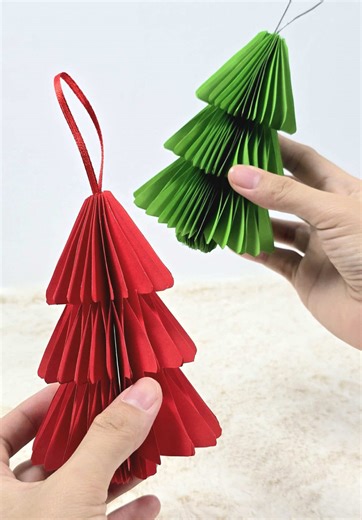 Pretty paper ornaments are yours with just a few cuts and a little glue ✂️🎄 learn how to make paper honeycomb Christmas trees with my latest crafting tutorial 🎅 Happy DIY holiday decorating! ♥️💚 #crafts #diy #holidays #christmasiscoming #christmasdecorations