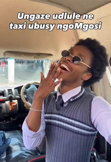 Chommie, uzwile ngoTrevor Noah at the Grammys? Hau njani??? 🙈 Ungasali, Khonnecta KuSebenza ungene kuCeleb Hub MicroApp to get the latest celeb tea!! ☕🔥 #SebenzaWifi #Sebenzataxi #krisjenner #fyp #tiktoksa