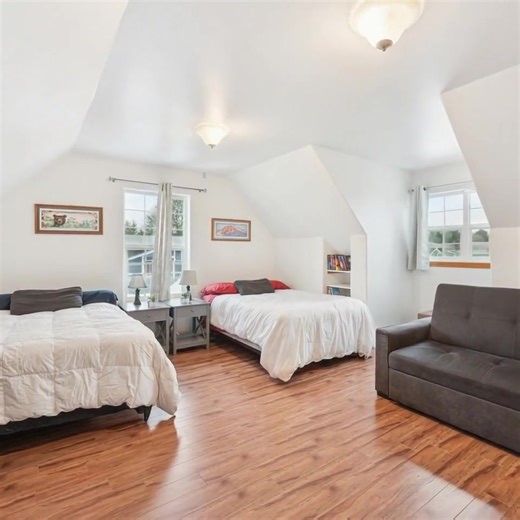 ✨New Listing✨ 📍2323 Meadow Lane 💲837,000 🛌4BD | 3BA 📐2,322 sqft Learn more: https://bit.ly/4rM9L5n Offered by Latitude 58 Real Estate Group (907)789-5858 | Latitude 58 Real Estate Group