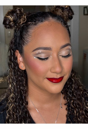 Three things to consider before booking a MUA 💄 1. Book a makeup artist that fits your aesthetic. Not all makeup artists specialize in the same type of work. Some focus on bridal, others on editorial, glam, or natural glam. If you’re a natural makeup girly, do not book the makeup artist that consistently posts black smokey eyes and cut creases! Book the makeup artist that posts all the natural looks you love. 2. Check reviews! Most makeup artists have reviews on their page, or have some type of