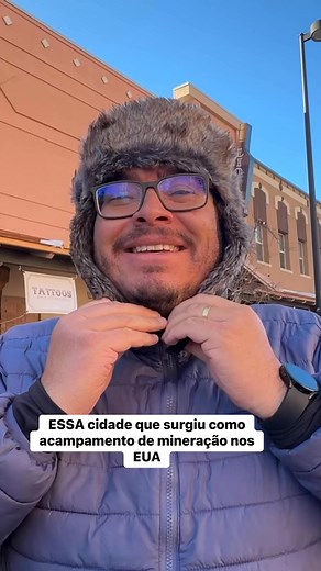 Golden, localizada no estado do Colorado, EUA, é uma charmosa cidade situada ao pé das Montanhas Rochosas, a cerca de 25 km de Denver. Fundada durante a corrida do ouro do século XIX, Golden preserva sua rica história com edifícios antigos, museus e atrações como o Colorado School of Mines e o Buffalo Bill Museum & Grave. A cidade é famosa por suas paisagens deslumbrantes, trilhas ao ar livre e pelo rio Clear Creek, onde visitantes podem praticar caiaque e rafting. Além disso, Golden abriga a fá