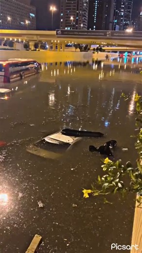 人工降雨で雨を降らせる技術も凄いけど、その後の対策まで完璧にするのは本当に難しい。自然を相手にする時の想定外の展開に、改めてインフラの大切さを実感するな。