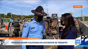 APARATOSO ACCIDENTE EN EL EXPRESO 22 Un accidente con dos vehículos volcados cobró la vida de una persona a eso de las 4:00 a.m. de este viernes en el Expreso José De Diego (PR-22), kilómetro 78, en Arecibo. Según el informe preliminar de la Policía, el conductor de un vehículo que aparenta ser un Toyota Corolla color blanco, manejaba en contra del tránsito y chocó a otro carro. Debido al impacto, el vehículo Toyota Corolla se incendió, por lo que la persona que se encontraba en el interior del 