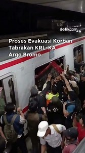 Kereta Api (KA) Jarak Jauh Argo Bromo Anggrek menabrak kereta KRL Commuter Line di Stasiun Bekasi Timur, Kota Bekasi. KRL yang ditabrak sedang berhenti usai tertemper taksi.