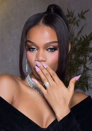 Transform Your Undereye Makeup with the Powder Puff Method