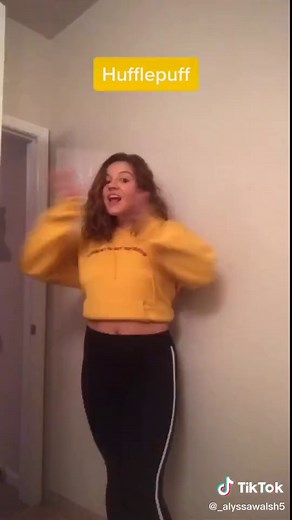 When Huff was chosen as a prefect this is how she introduced the Hufflepuff house #harrypotter #hufflepuff #hufflepuffoc #fyp