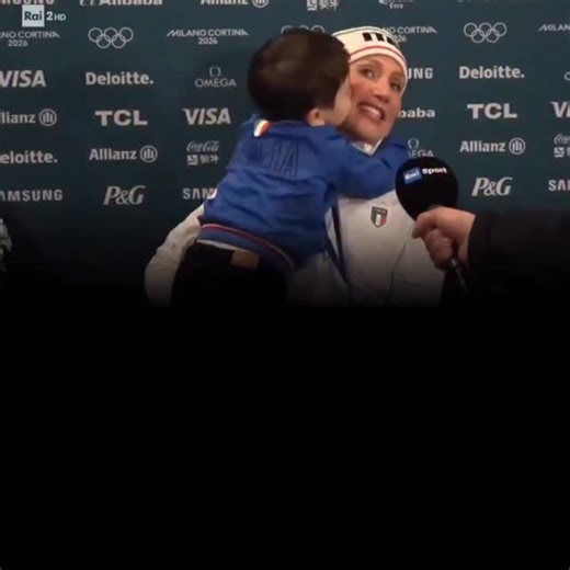 ZESTO🔥NEWS on Instagram: "🥺🥇 Η Φραντσέσκα Λολομπριτζίτα πήρε χρυσό και έτρεξε στον πιο πιστό της οπαδό Η Φραντσέσκα Λολομπριτζίτα κατέκτησε χθες το χρυσό μετάλλιο στο πατινάζ ταχύτητας και αμέσως μετά την ανακοίνωση των αποτελεσμάτων έτρεξε στην αγκαλιά του δίχρονου γιου της, Τομάζο. Μαζί χάρισαν ένα από τα πιο γλυκά και αυθόρμητα στιγμιότυπα στην ιστορία των Χειμερινών Ολυμπιακών Αγώνων. «Μετά το Πεκίνο 2022 σκέφτηκα πως έπρεπε είτε να κάνω παιδί είτε να προετοιμαστώ για την Ολυμπιάδα στην π