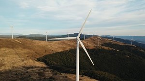Large Wind Turbines Blades Field Mountains 库存影片视频（100% 免版税）1081573412 | Shutterstock