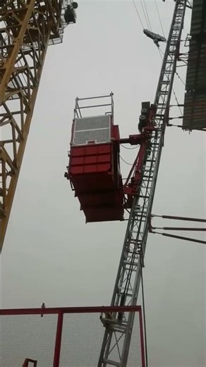 Mast section is arranged at an incline, but the cage of construction hoist always moves horizontally