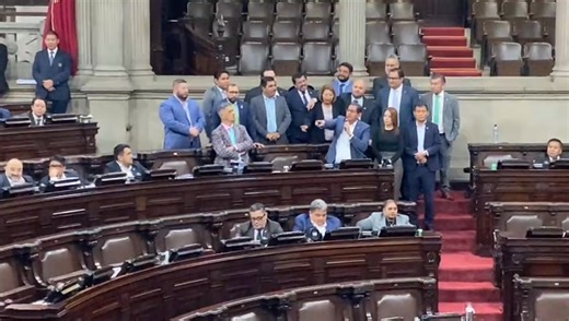 #Nacionales 🚨 | El diputado José Inés Castillo, del bloque UNE, ha respondido a las acusaciones de la bancada oficialista, señalando que las responsabilidades recaen en el partido UNE. Vía: Graciela Ramírez | #PeriodismoQueDaLaCara | | Radio Punto