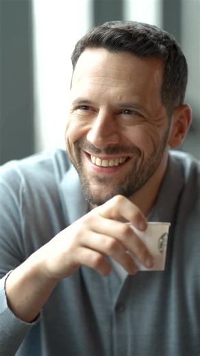 Adrian Nartea on Instagram: "Dar planurile mari vin la pachet și cu un pic de presiune cu îndoieli cu acel moment când te uiți la ele și îți spui: „Ok… ce fac acum?” Simplu: iei planul mare și-l transformi în pași mici. În lucruri ușor de făcut, în piese care, încet-încet, se așază și construiesc exact ce îți dorești. E important să știi unde vrei să ajungi, dar să te bucuri și de drumul până acolo. De pașii mărunți, de micile victorii, de lucrurile care îți ies fix așa cum vrei. Atunci totul de