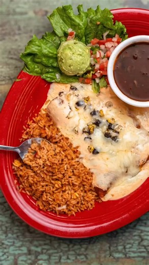 ✨✨ Avocado Enchiladas ✨✨ Only at La Fiesta! 🥑 Fresh avocado rolled inside soft corn tortillas, topped with our signature roasted green chile sauce, creamy sour cream sauce, roasted corn & black bean salsa, and a scoop of fresh guacamole. A flavorful fiesta on every plate! 💚🌶️ #LaFiestaWaco #AvocadoEnchiladas #FreshMex #WacoEats #TexMexTradition #FoodieFavorites #FiestaFlavors #EatLocal | La Fiesta Mexican Food and Tex-Mex Restaurant