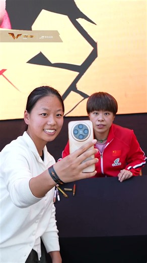 Wang Yidi came out to spend some time with fans today 🤩 #ChinaSmash #TableTennis
